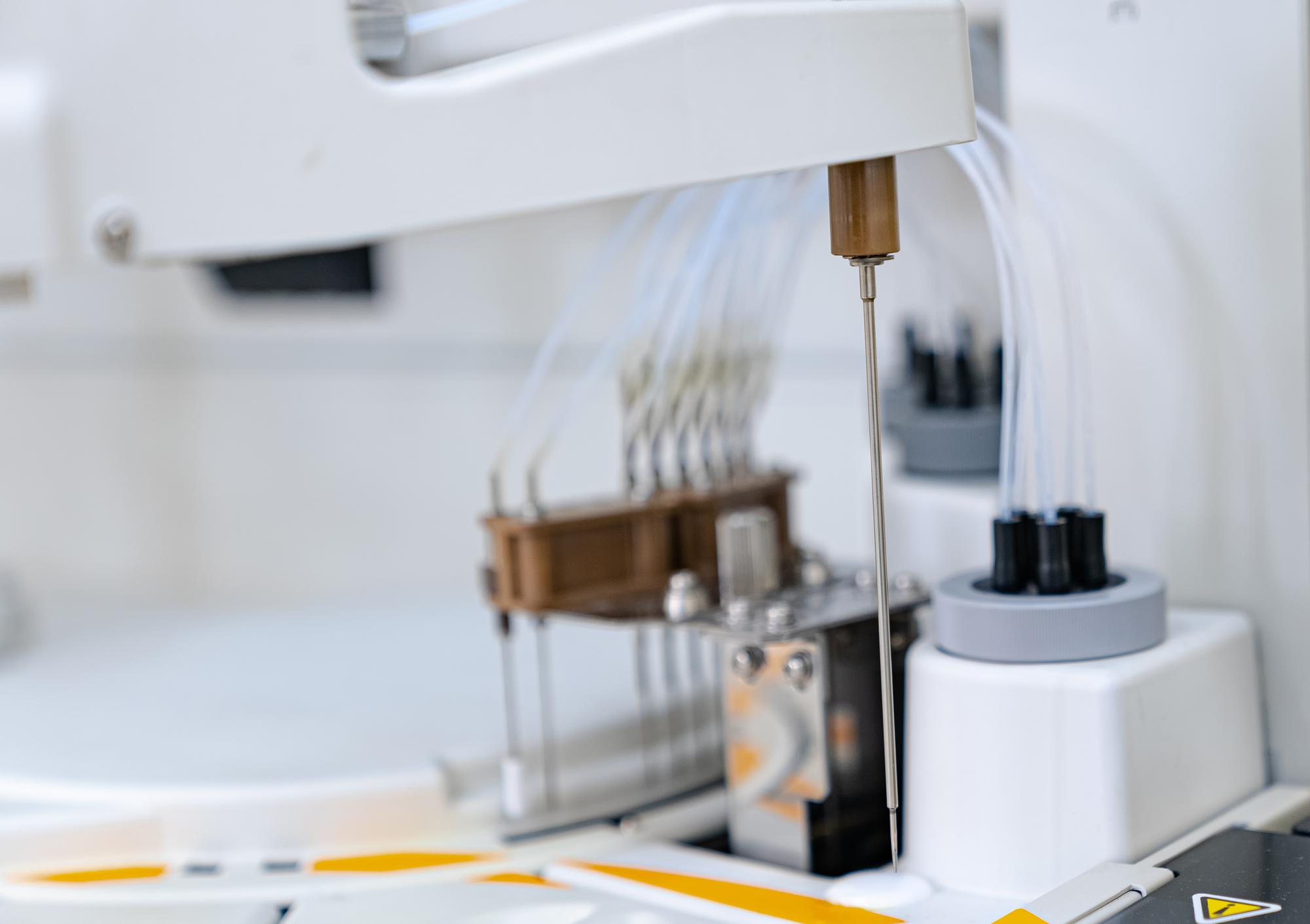 Macchina da ricamo moderna su tavolo tecnico